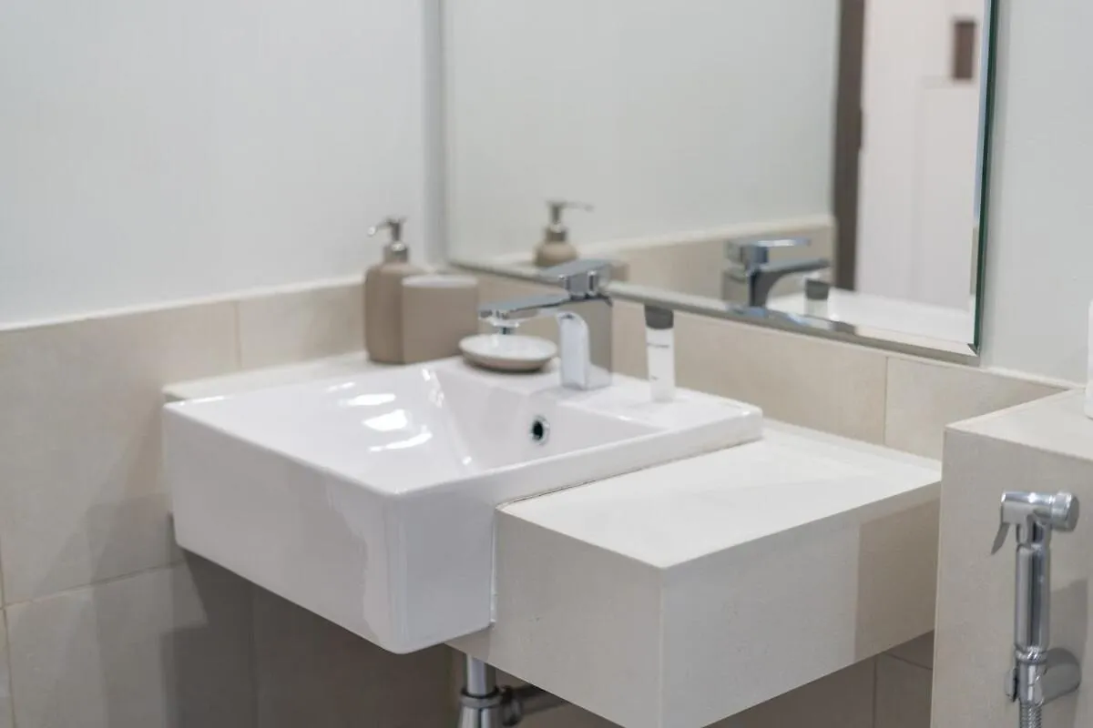 Bright & Spacious 2Br Near Zabeel Park Dubai 0*,  United Arab Emirates