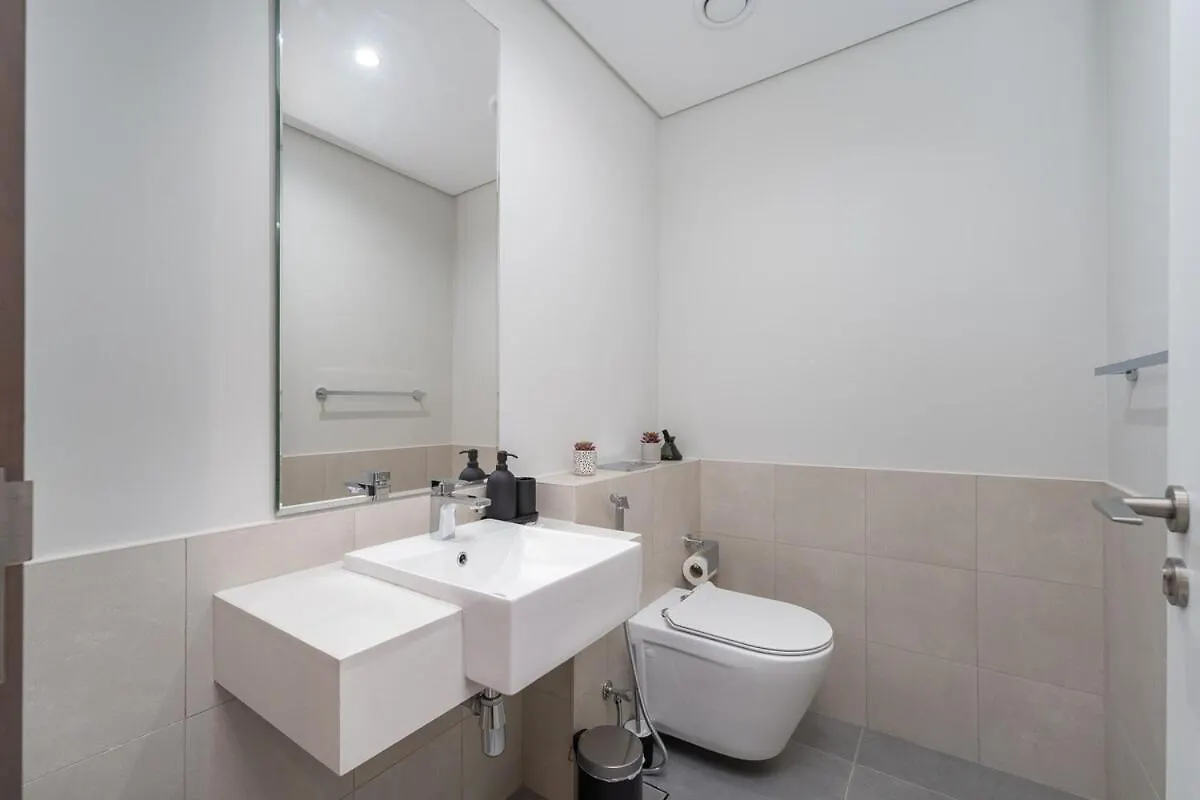 Bright & Spacious 2Br Near Zabeel Park Dubai Apartment